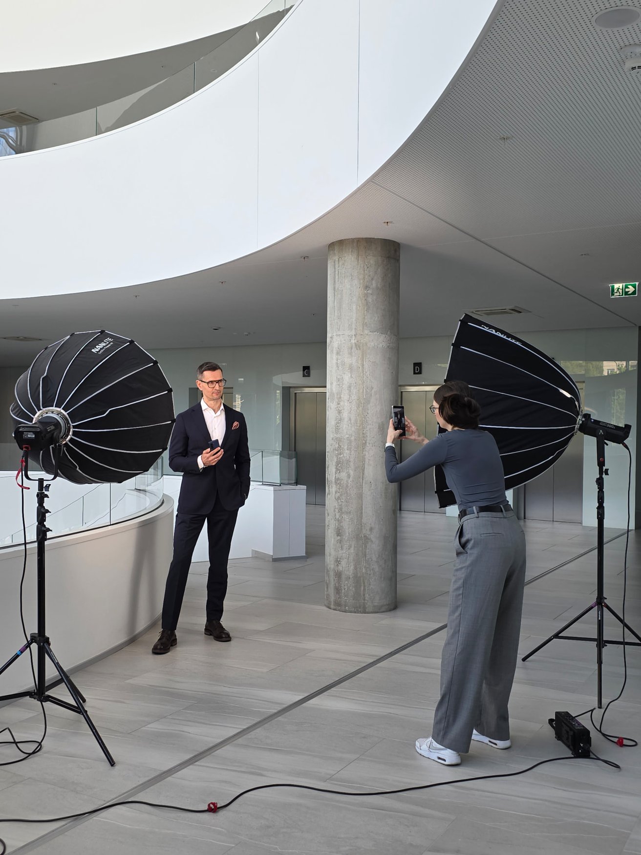 Dagne fotografē ar telefonu studijas gaismās