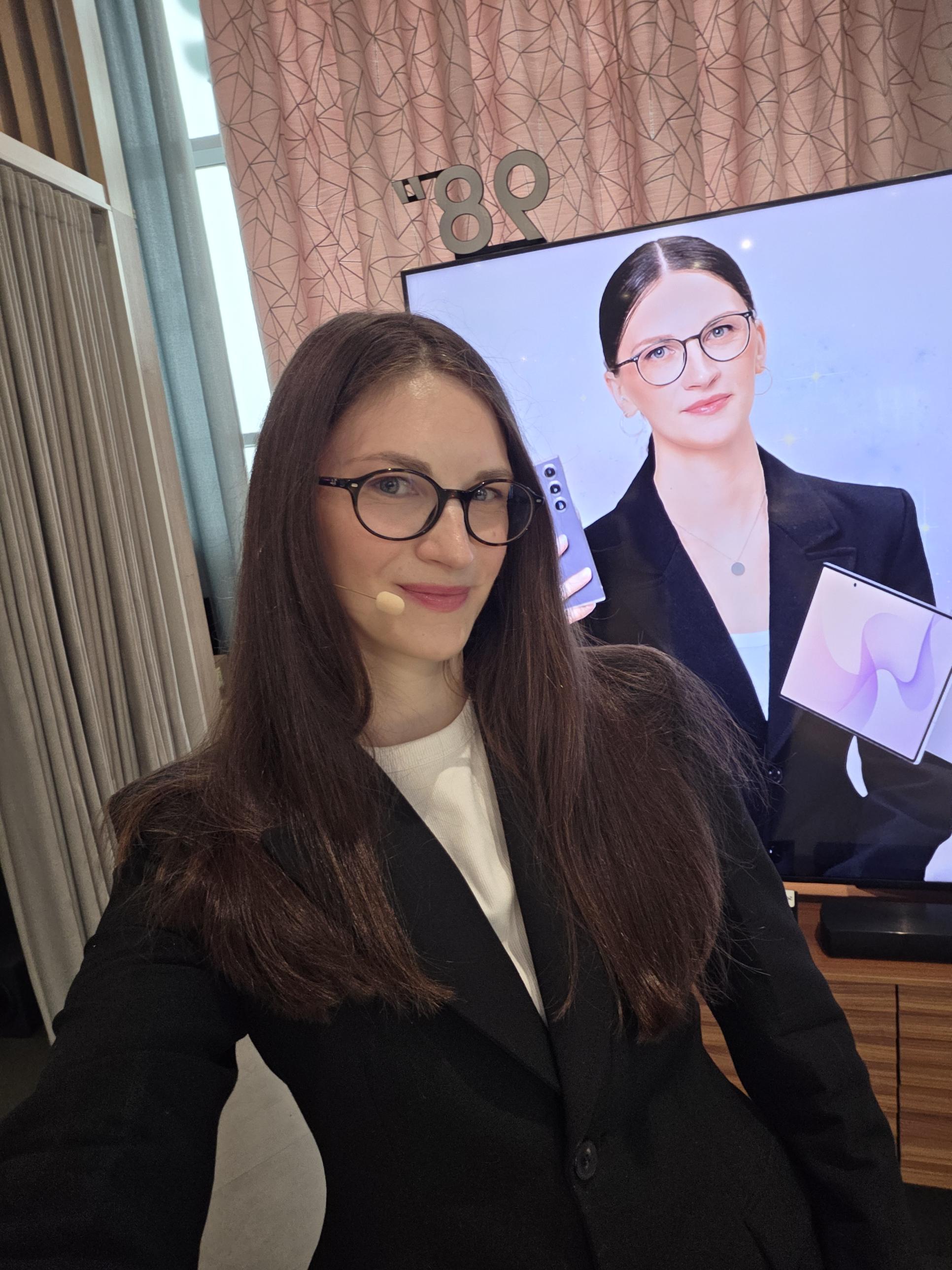 Dagne pasākumā pie ekrāna ar savu portretu