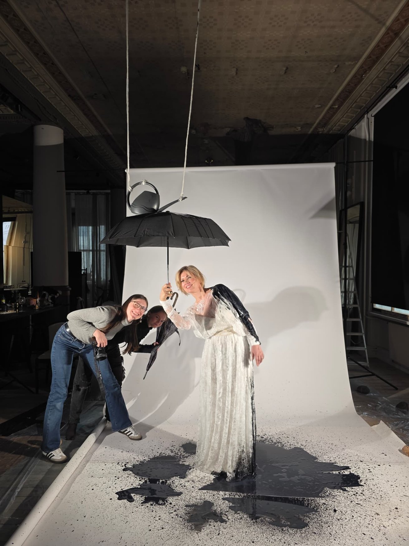 Fotosesija studijā ar lietussargu